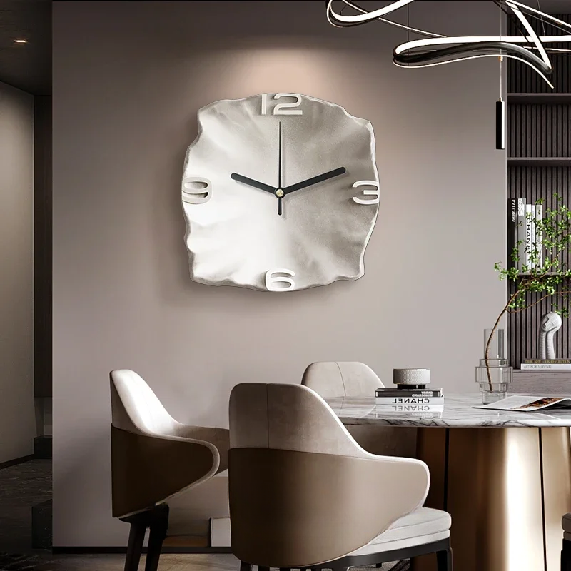 LuxClock - Stilfull Moderne Veggklokke med Relieffdesign for Eksklusiv Dekor