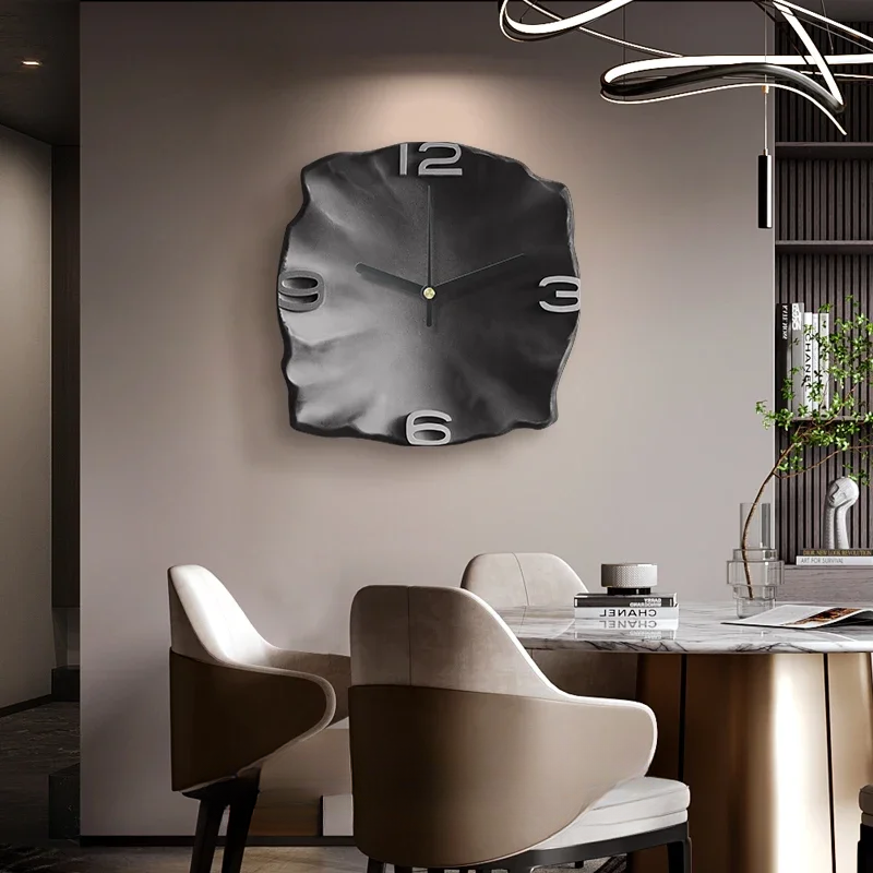 LuxClock - Stilfull Moderne Veggklokke med Relieffdesign for Eksklusiv Dekor